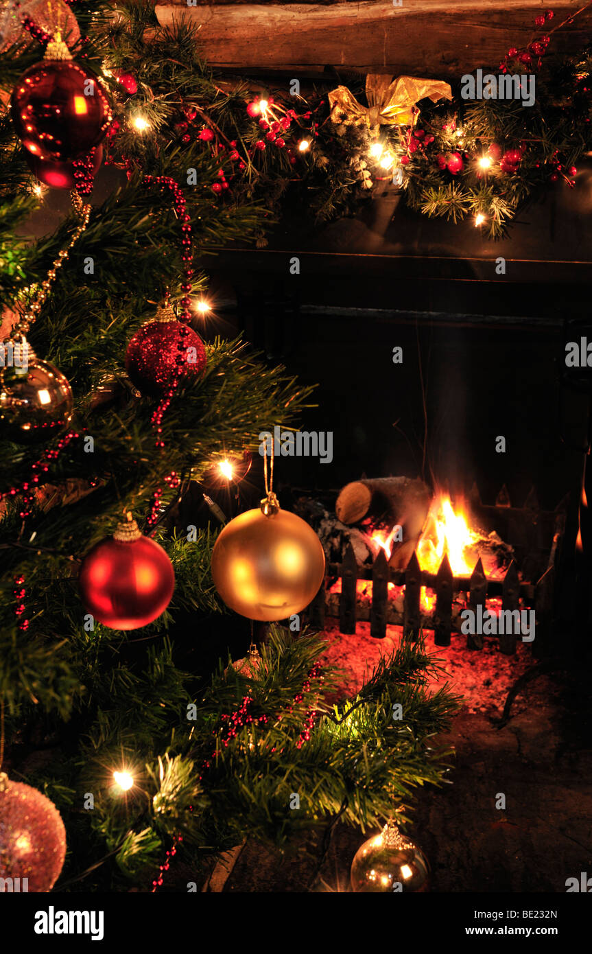 Un feu dans un pub anglais traditionnel à Noël, le Red Lyon, Hurley, Berkshire, Royaume-Uni Banque D'Images