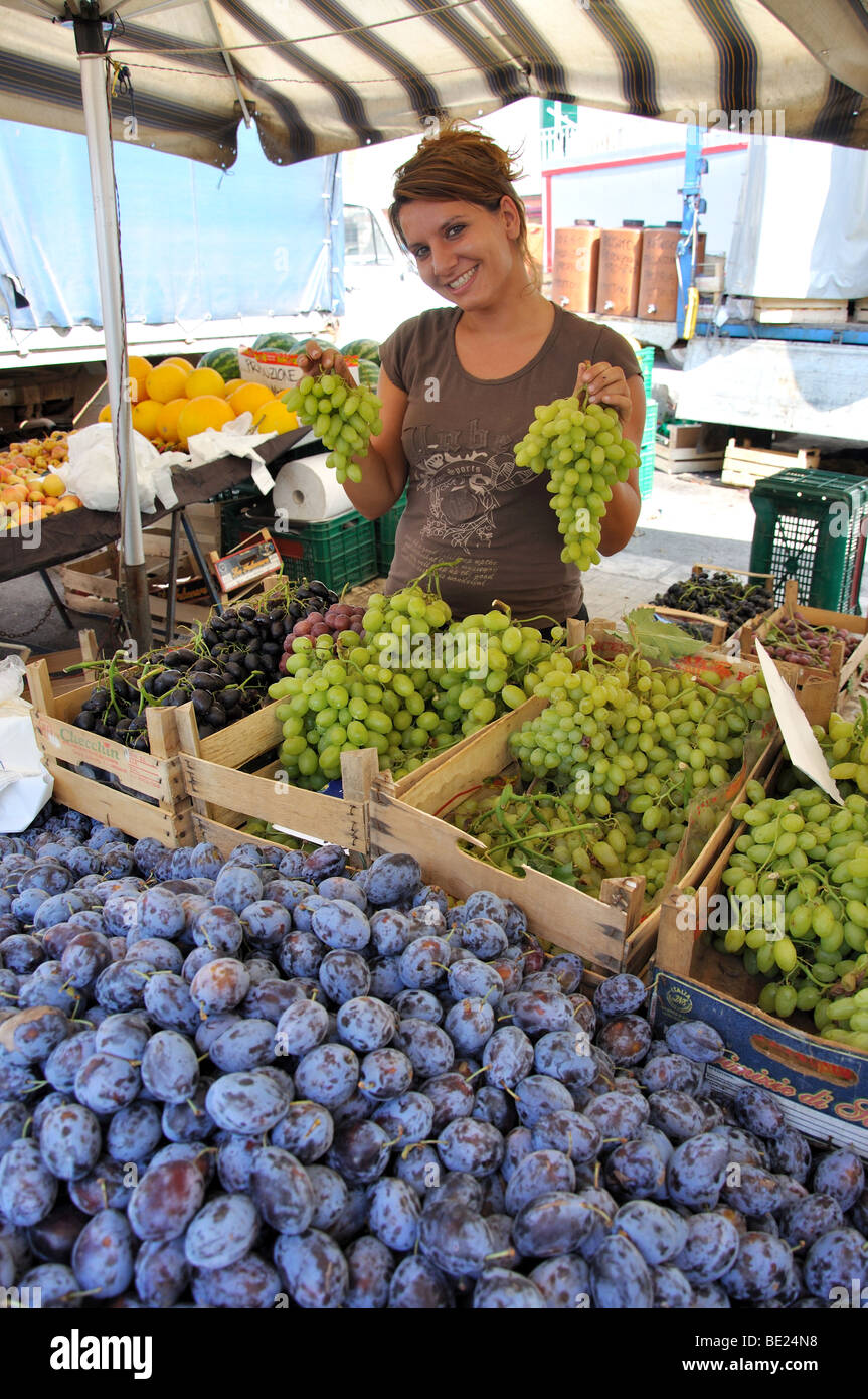 Jeune femme à l'étal de fruits, marché du samedi, Ostuni, province de Brindisi, région des Pouilles, Italie Banque D'Images