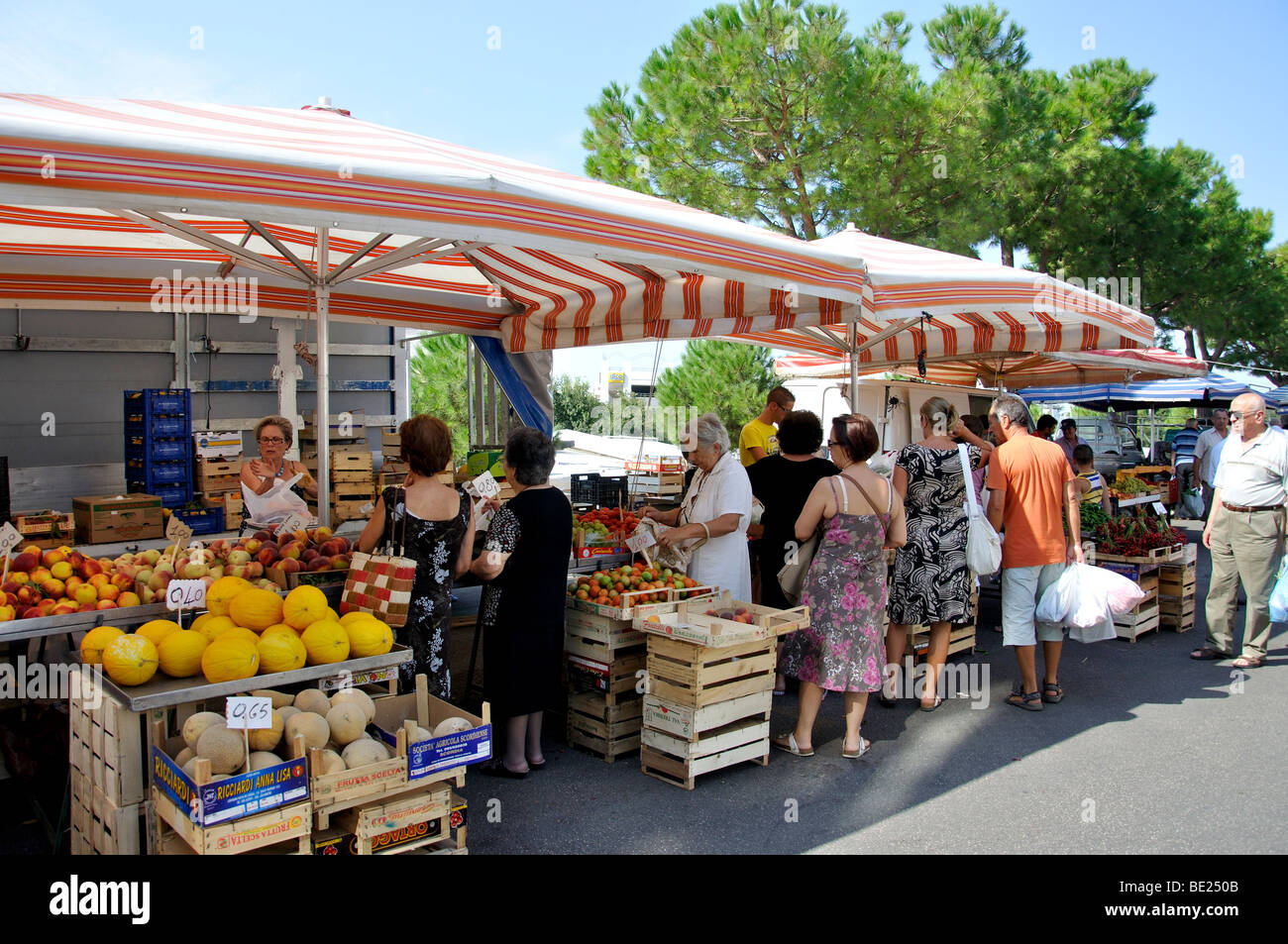 Stands de nourriture au marché du samedi, Ostuni, province de Brindisi, région des Pouilles, Italie Banque D'Images