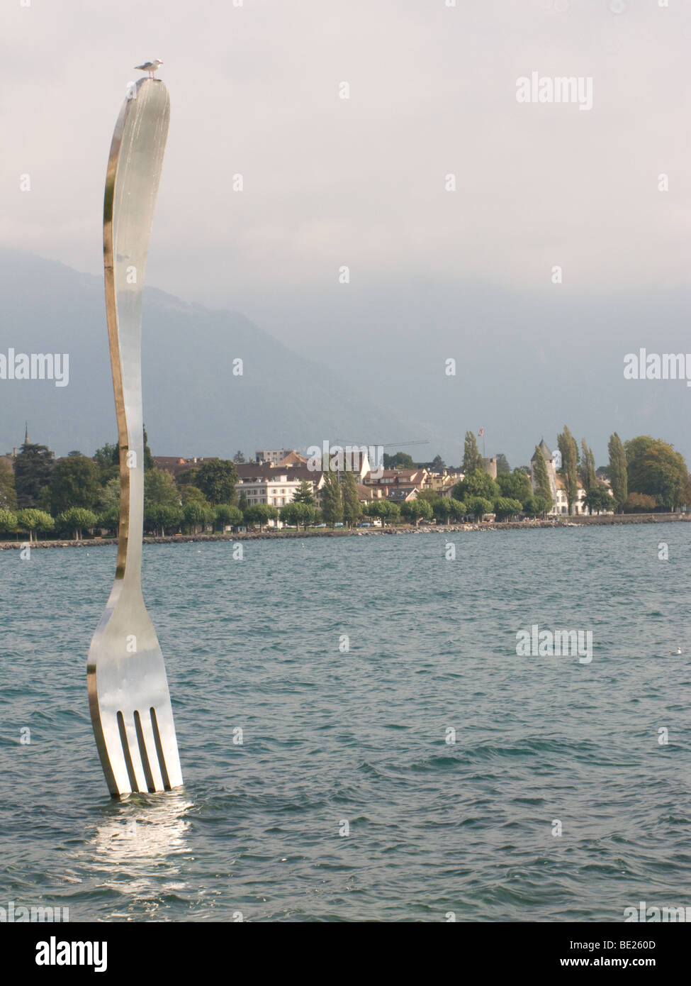 Sculpté géant qui sort de la fourche d'un lac avec un petit oiseau était assis sur Banque D'Images