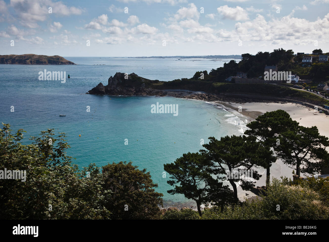 Plage de Trestrignel et vue vers la pointe du château et l'Île Tomé, Perros-Guirec, Côte d'Armor, Bretagne, France Banque D'Images