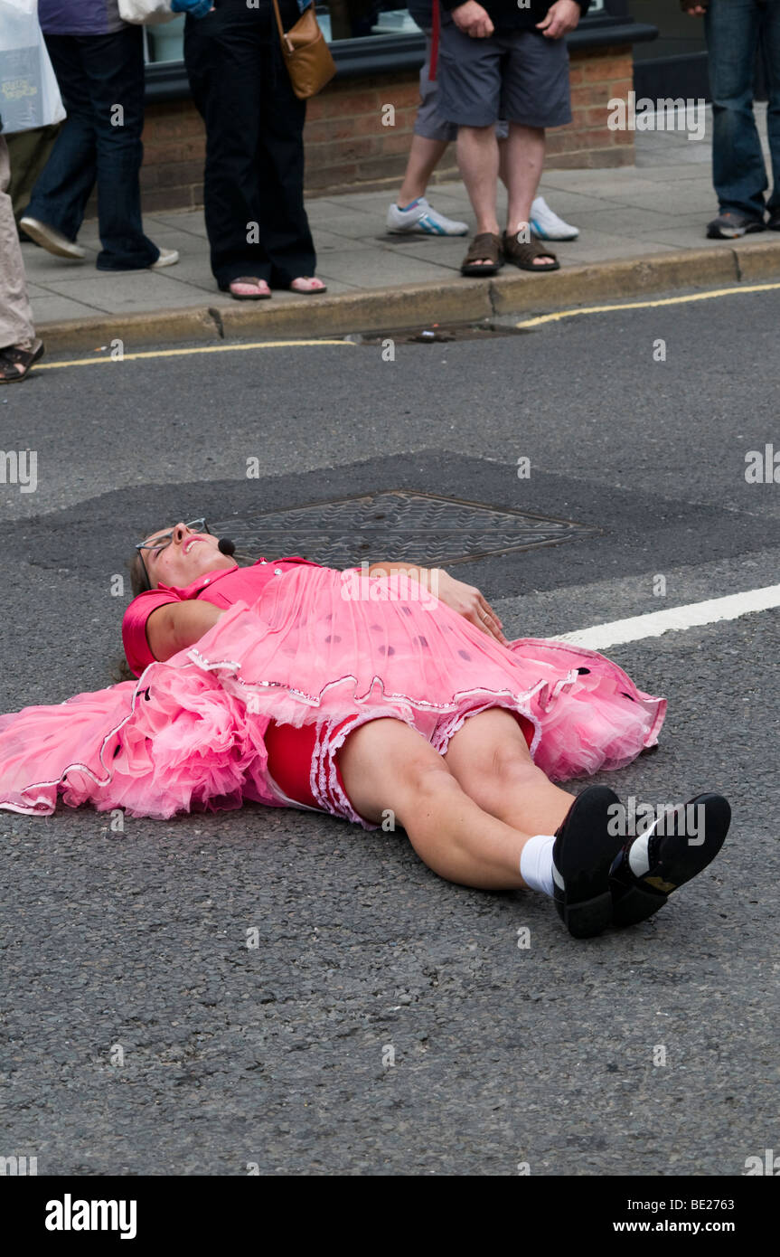 Artiste de la rue de sexe féminin International 2009 Ashbourne Streetfest du théâtre de rue et arts Festival à Ashbourne Derbyshire Banque D'Images