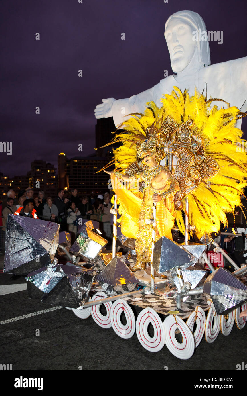 Un artiste interprète ou exécutant sur un flotteur au Thames Festival nuit Carnival procession dans le centre de Londres, Royaume-Uni Banque D'Images