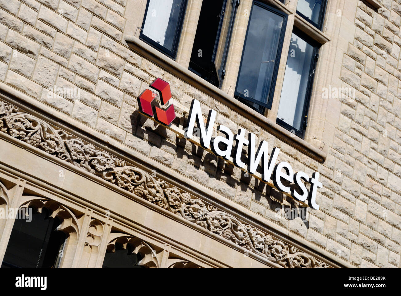 La banque NatWest signe sur un immeuble d'époque Banque D'Images