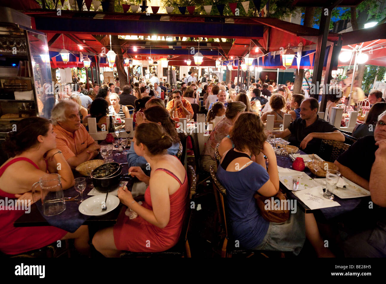 Une scène en soirée dans le restaurant de Montmartre, Paris, France Banque D'Images