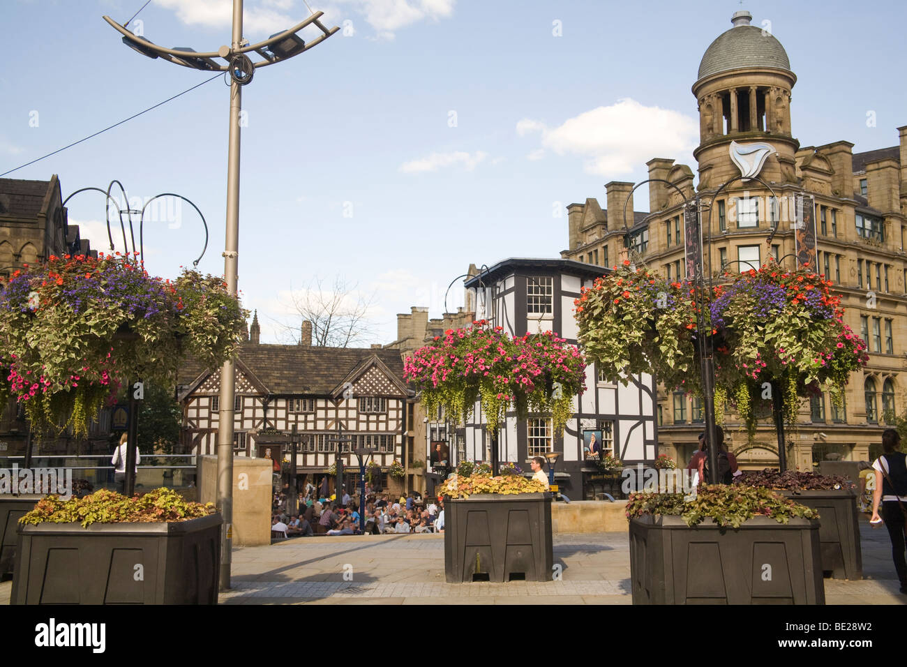 Manchester en Angleterre les clients britanniques de l'ancienne auberge de Wellington et du bar à huîtres Sinclairs sur Cathedral Gates assis au soleil Banque D'Images