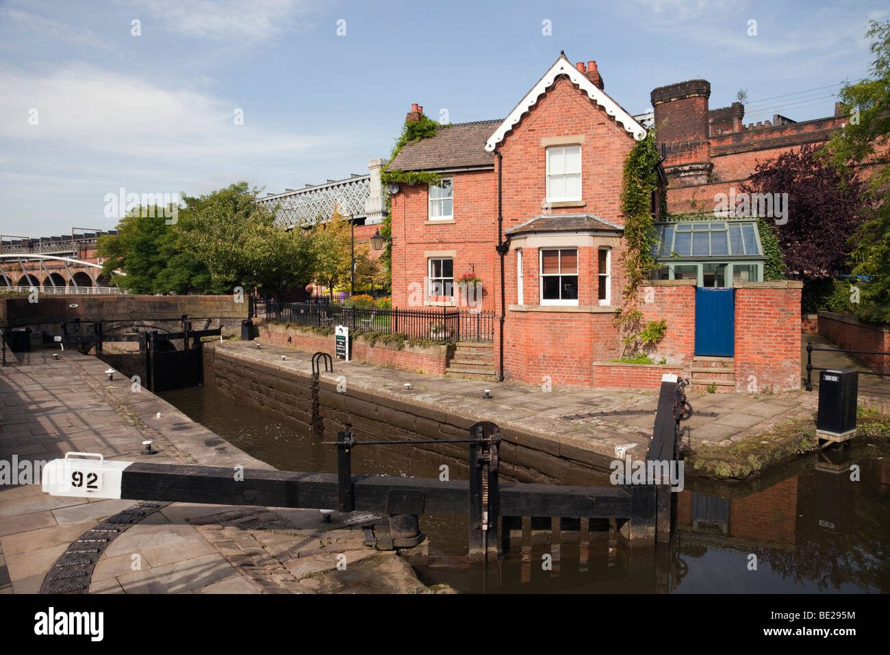 Manchester, Angleterre, Royaume-Uni. Ducs d'écluses 92 et Éclusiers Cottage sur le Rochdale canal dans le parc du patrimoine urbain Castlefield Banque D'Images