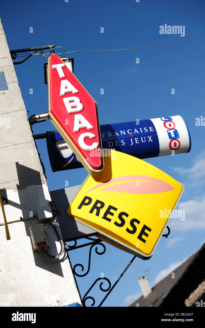 Les panneaux pour un tabac ou bureau de tabac et presse ou marchand shop en  France Photo Stock - Alamy