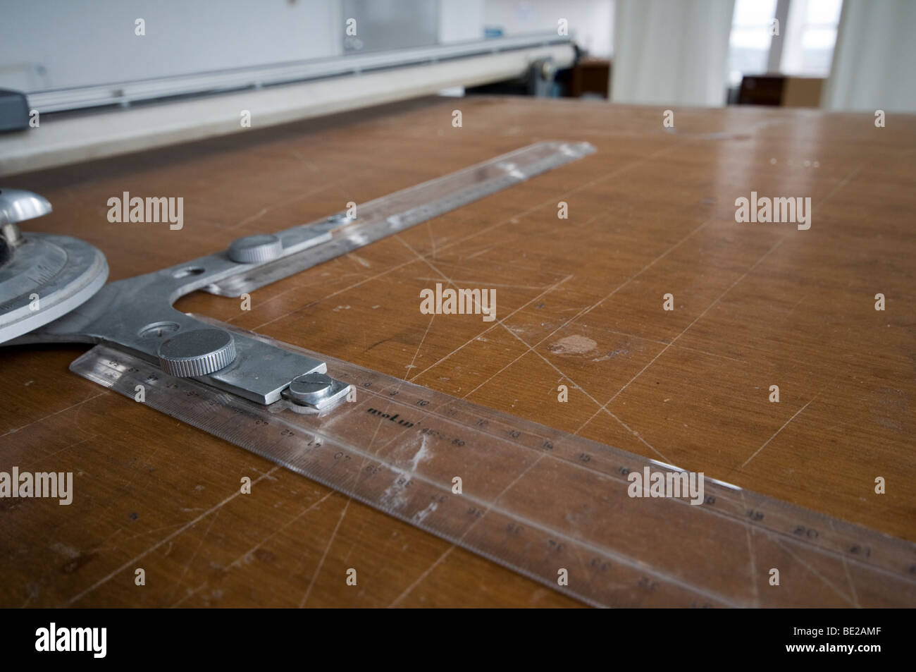 Vieille planche à dessin comme l'équipement utilisé par les architectes draftboard Banque D'Images