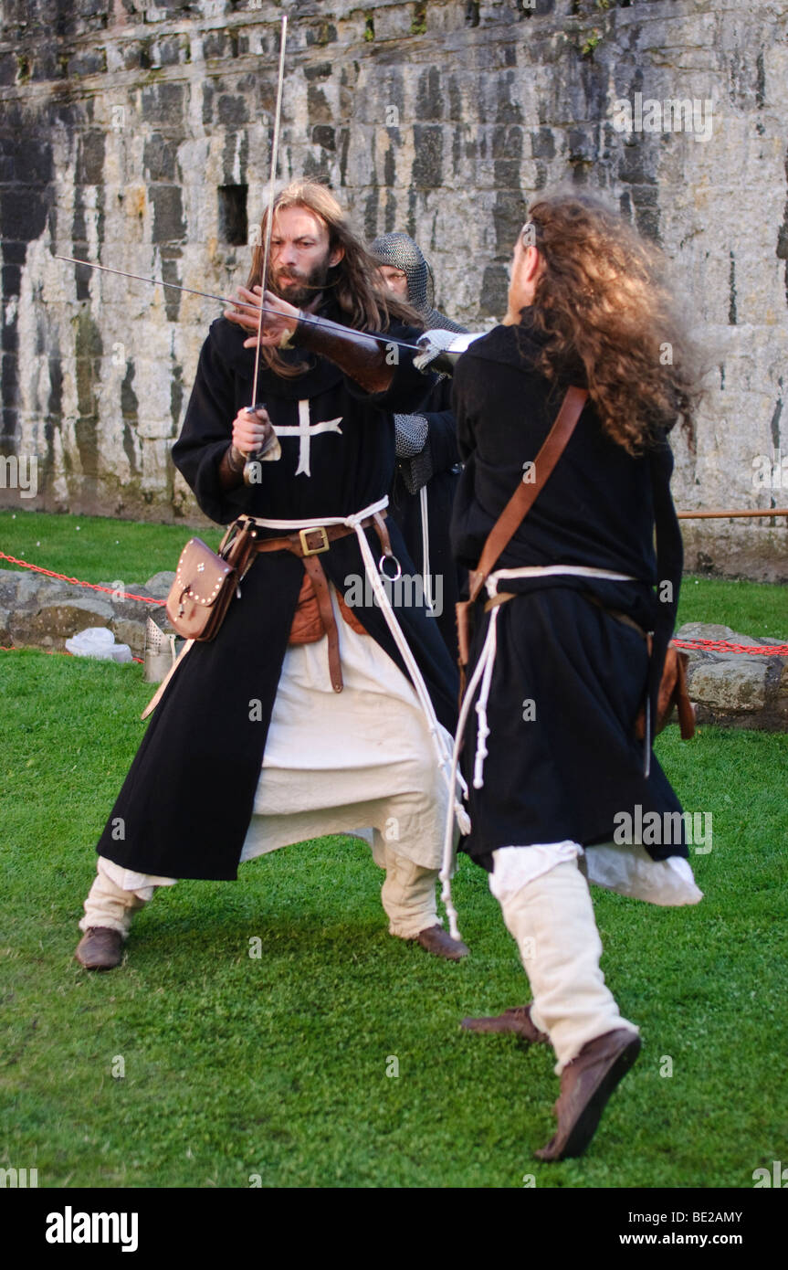 Acteurs adopter de nouveau une épée médiévale Banque D'Images