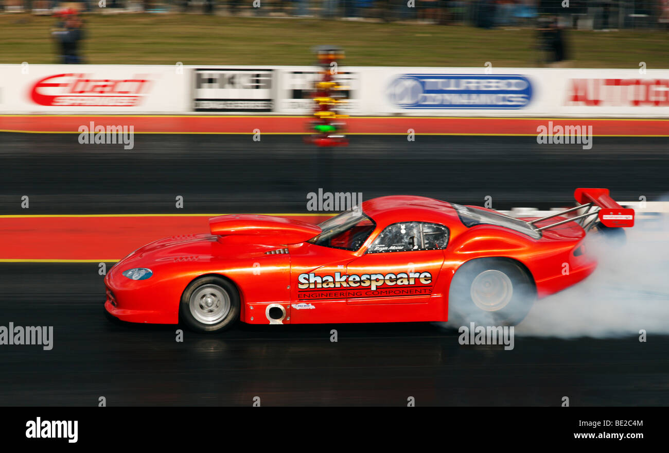 Pro Mod Dragster conduit par Roger Moore. Santa Pod Raceway, England, UK. Banque D'Images
