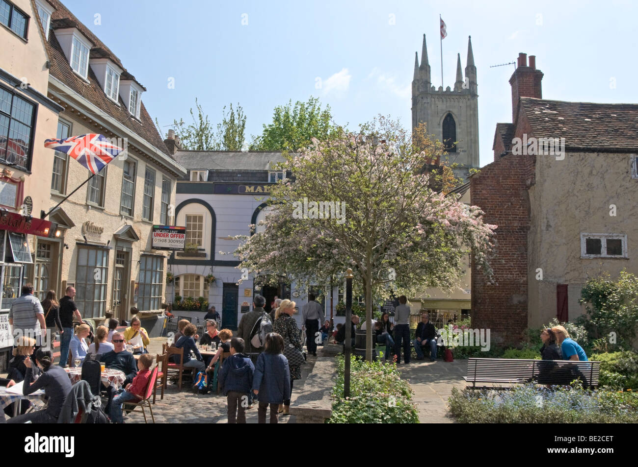 Les gens de manger en plein air, Church Street, Windsor, Berkshire, Angleterre Banque D'Images