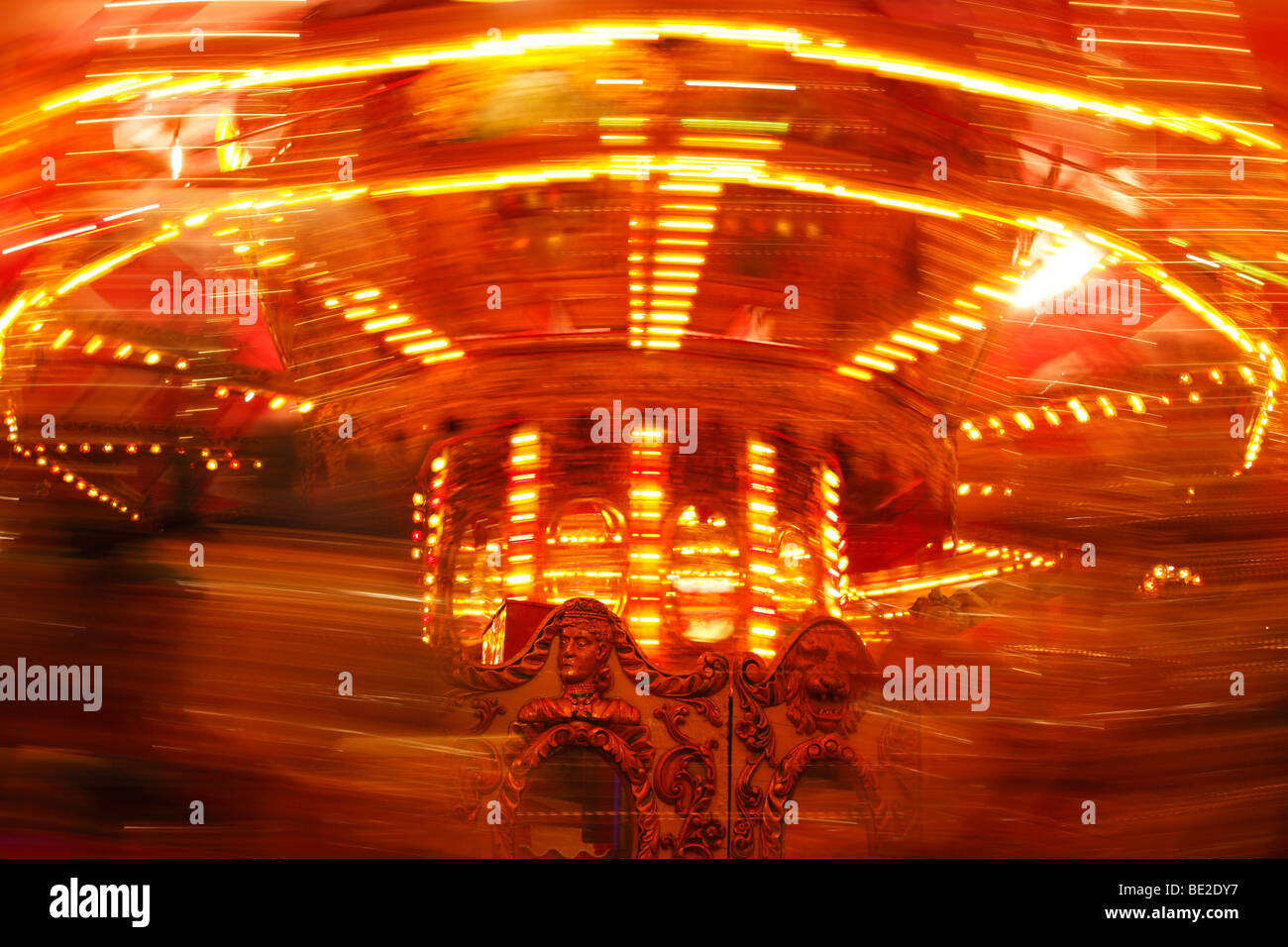Carrousel de foire de spinning ride illuminé la nuit, 'St Giles' fête foraine, Oxford, UK Banque D'Images