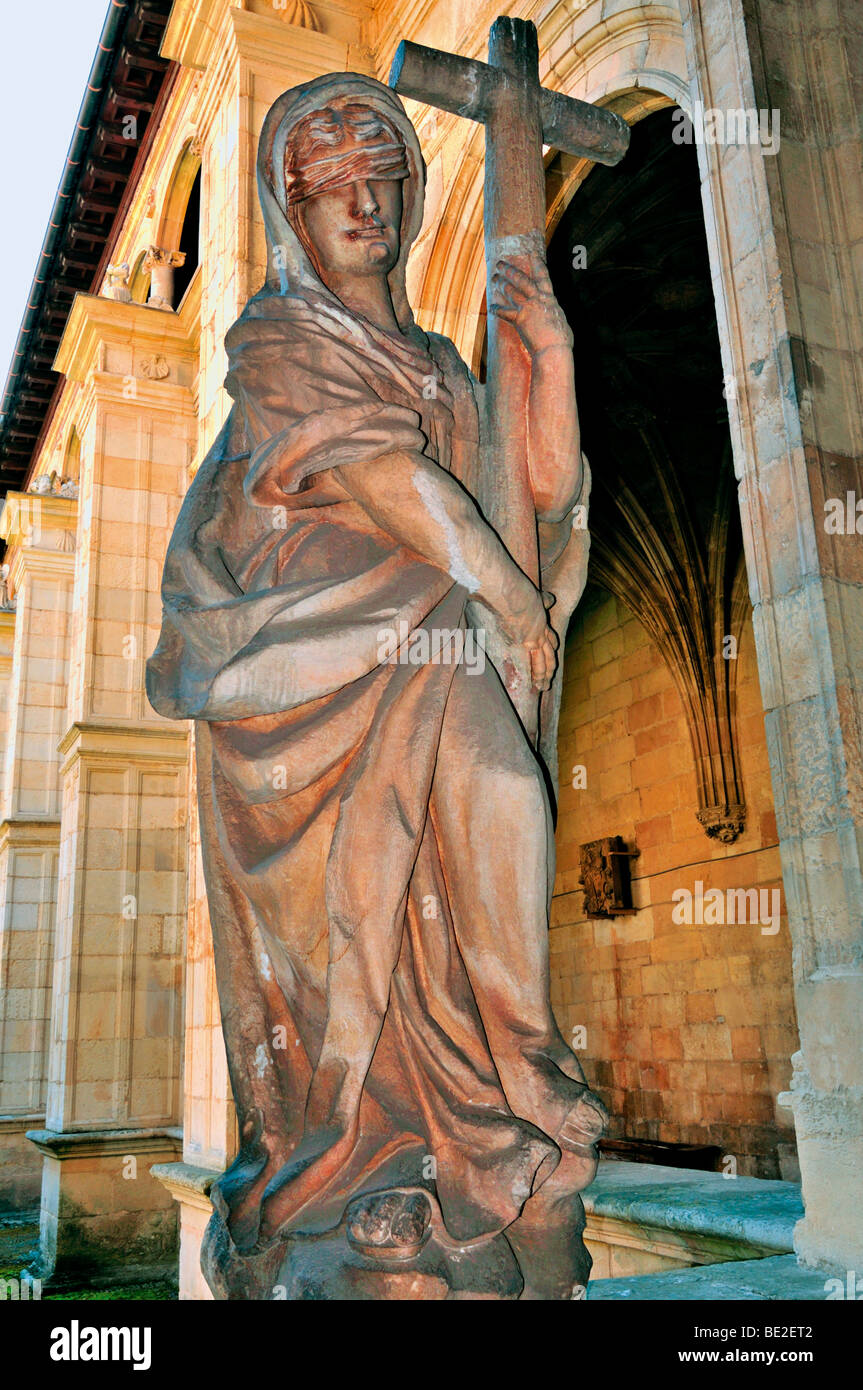 L'Espagne, Saint James Way : Sculpture 'Foi' dans le cloître de l'ancien couvent et l'Hôtel Parador de San Marcos en Leon Banque D'Images