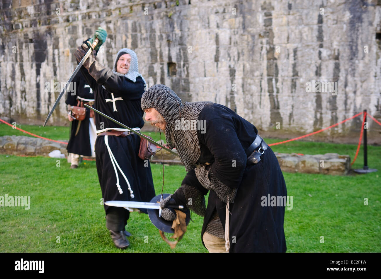 Acteurs adopter de nouveau une épée médiévale Banque D'Images