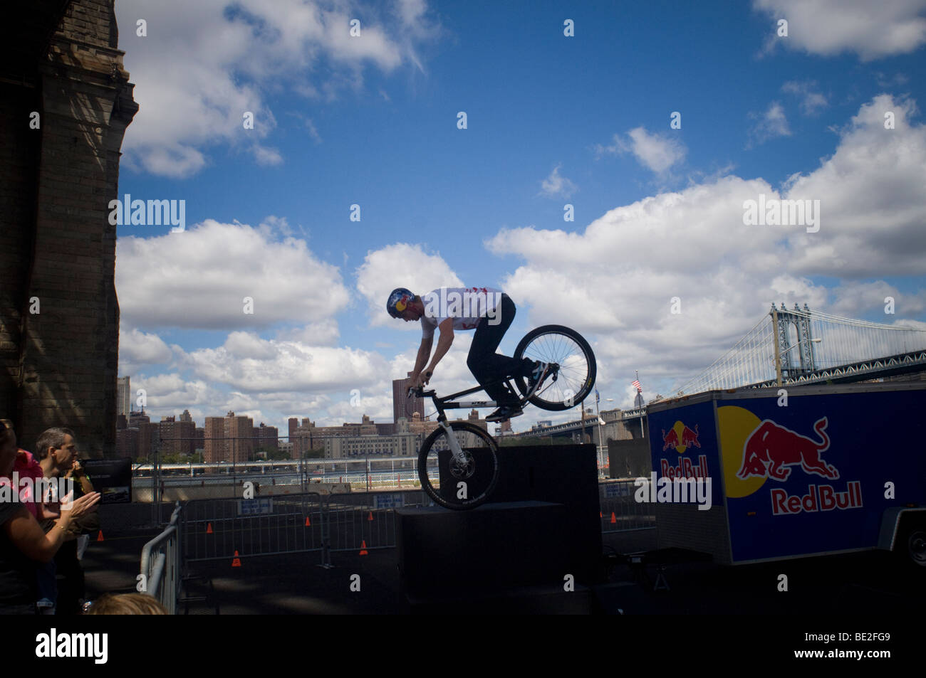 Cycliste Thomas Oehler, parrainé par Red Bull, utilise son vélo pour sauter par-dessus et autour d'obstacles Banque D'Images