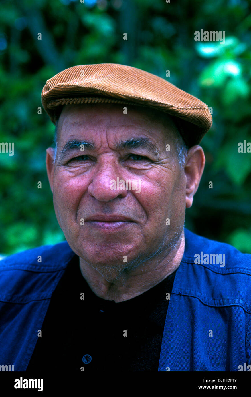 1 L Un Portugais Portugais Homme Homme Homme Adulte Le Contact Oculaire Vue De Face Portrait Wearing Hat Sintra Lisbonne Portugal Europe District Photo Stock Alamy