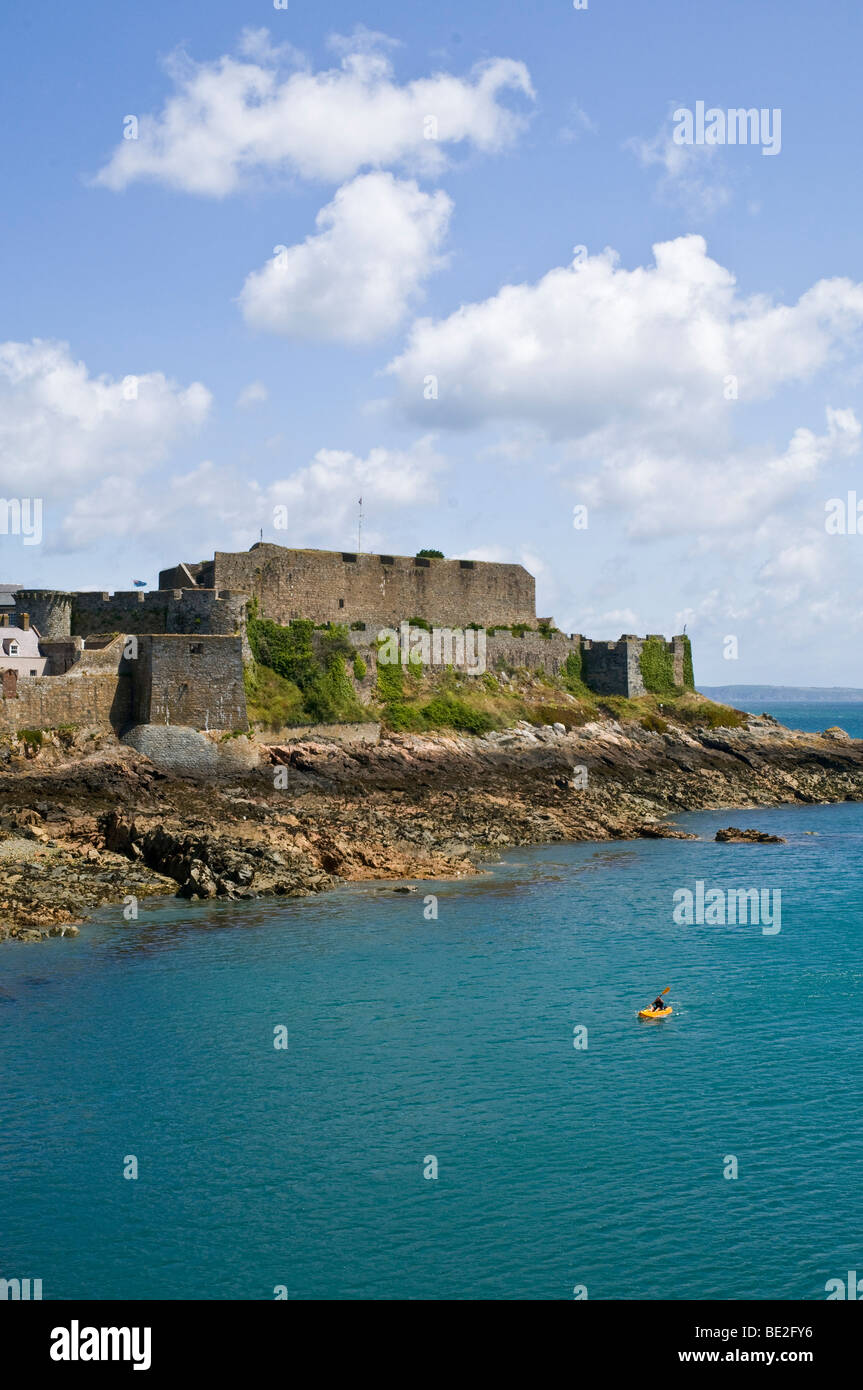 Château Cornet dh St Peter Port Guernsey un canoteur pagayant en bateau et remparts du château fort des murs Banque D'Images