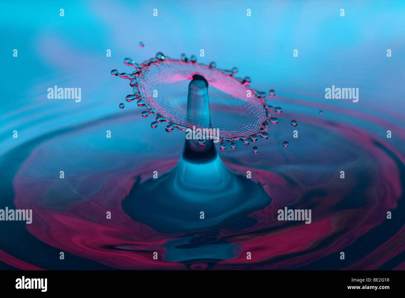 Les gouttes d'eau heurtant Banque D'Images