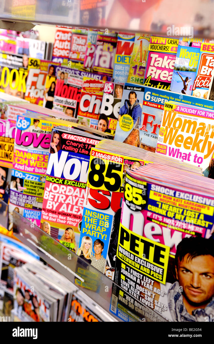 Magazines sur un stand dans une presse Banque D'Images