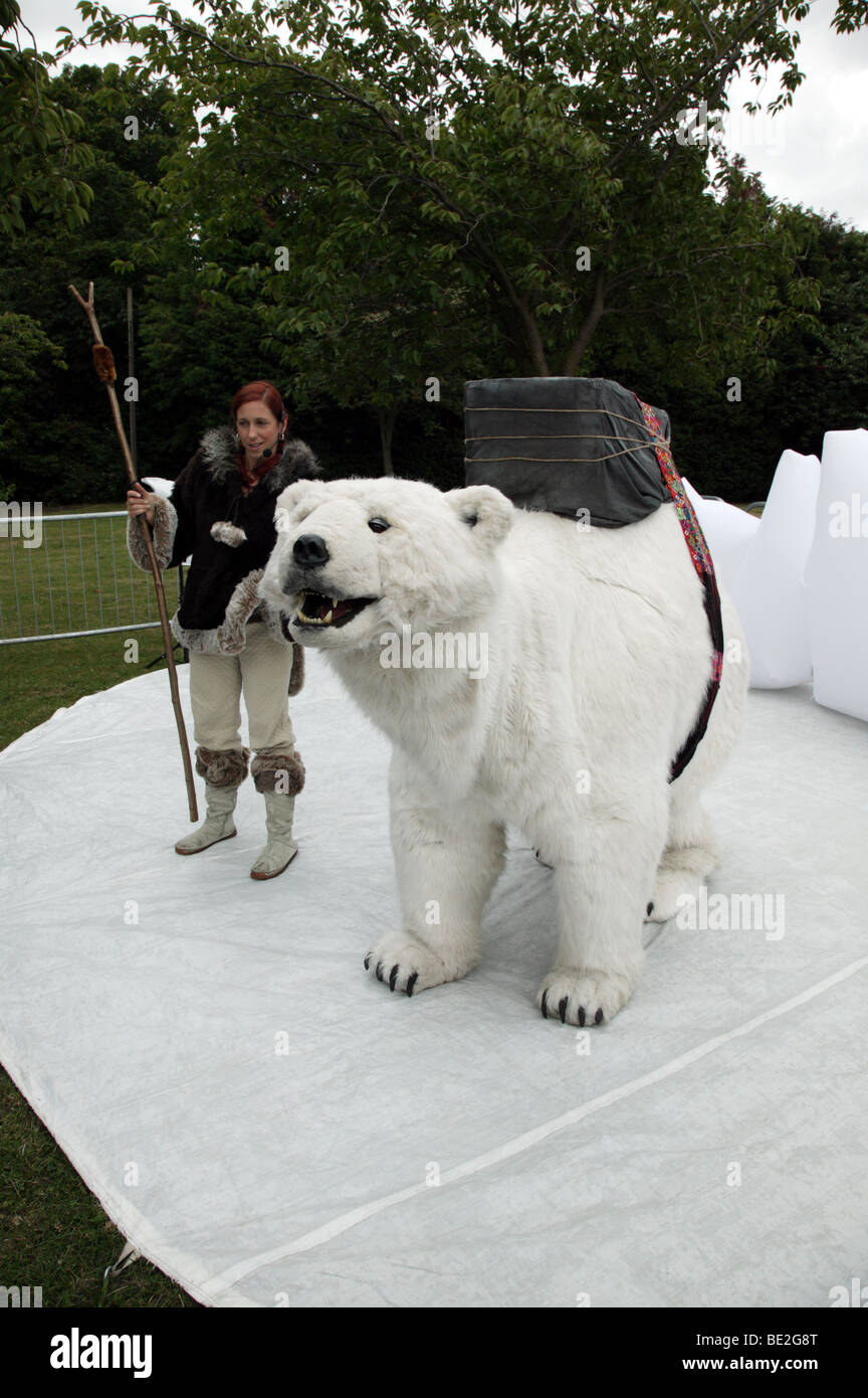 L'Edutainment fourni par un ours polaire robotique mécanisé à la Journée des peuples Lewisham Banque D'Images