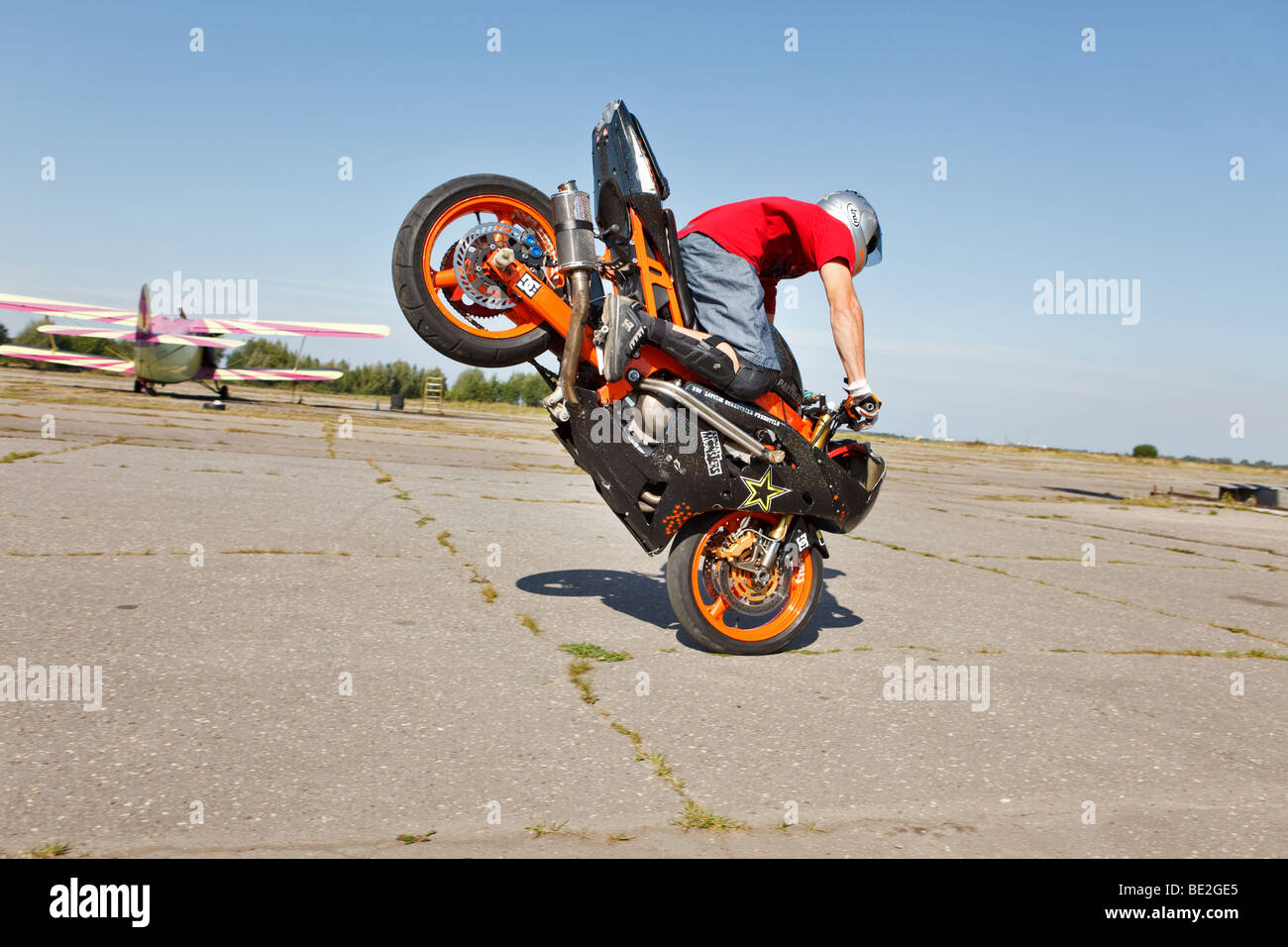 Stunt rider décisions stoppie Photo Stock - Alamy