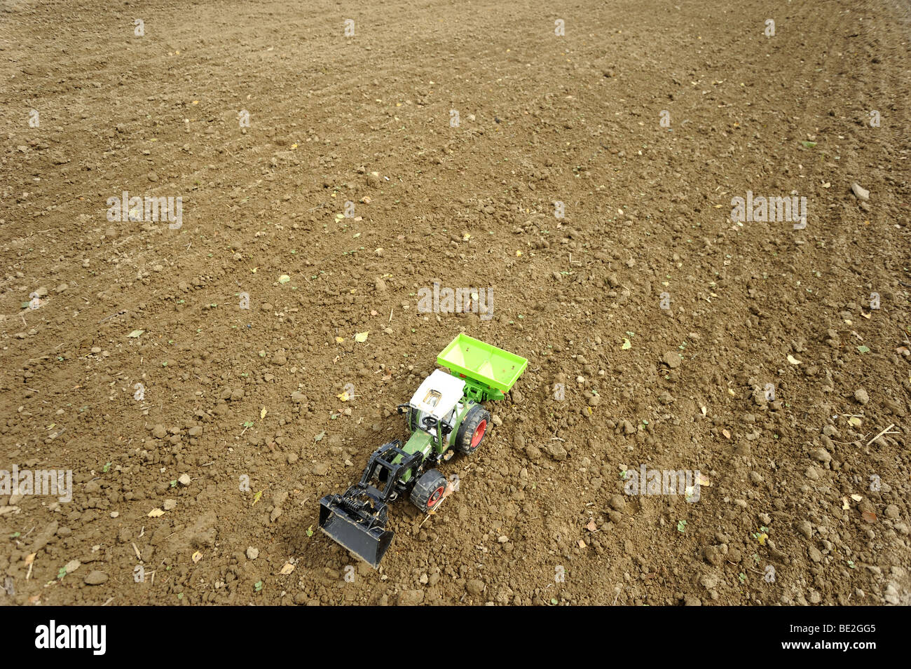 Tracteur jouet en plastique sur terrain Banque D'Images