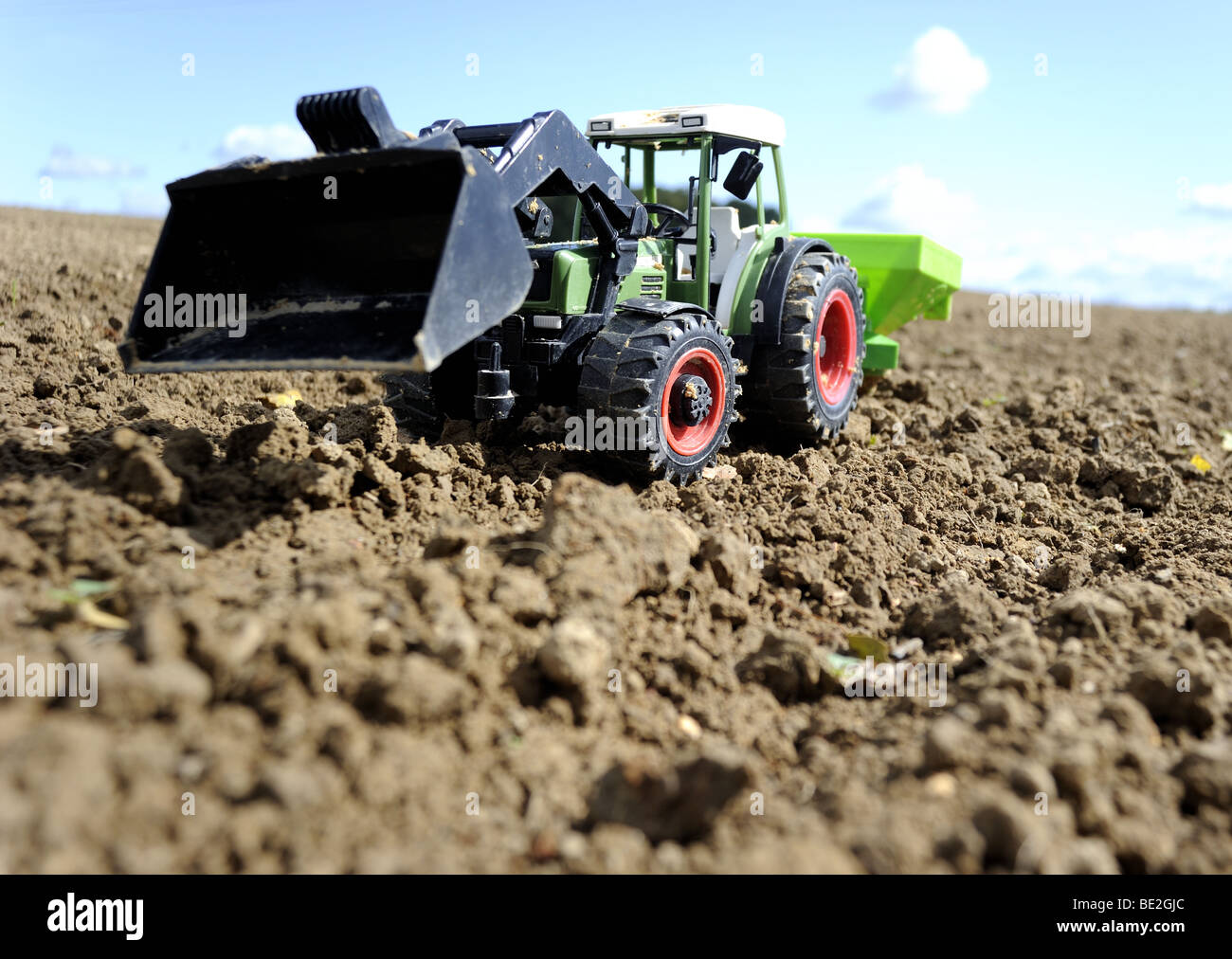 Tracteur jouet en plastique sur terrain Banque D'Images