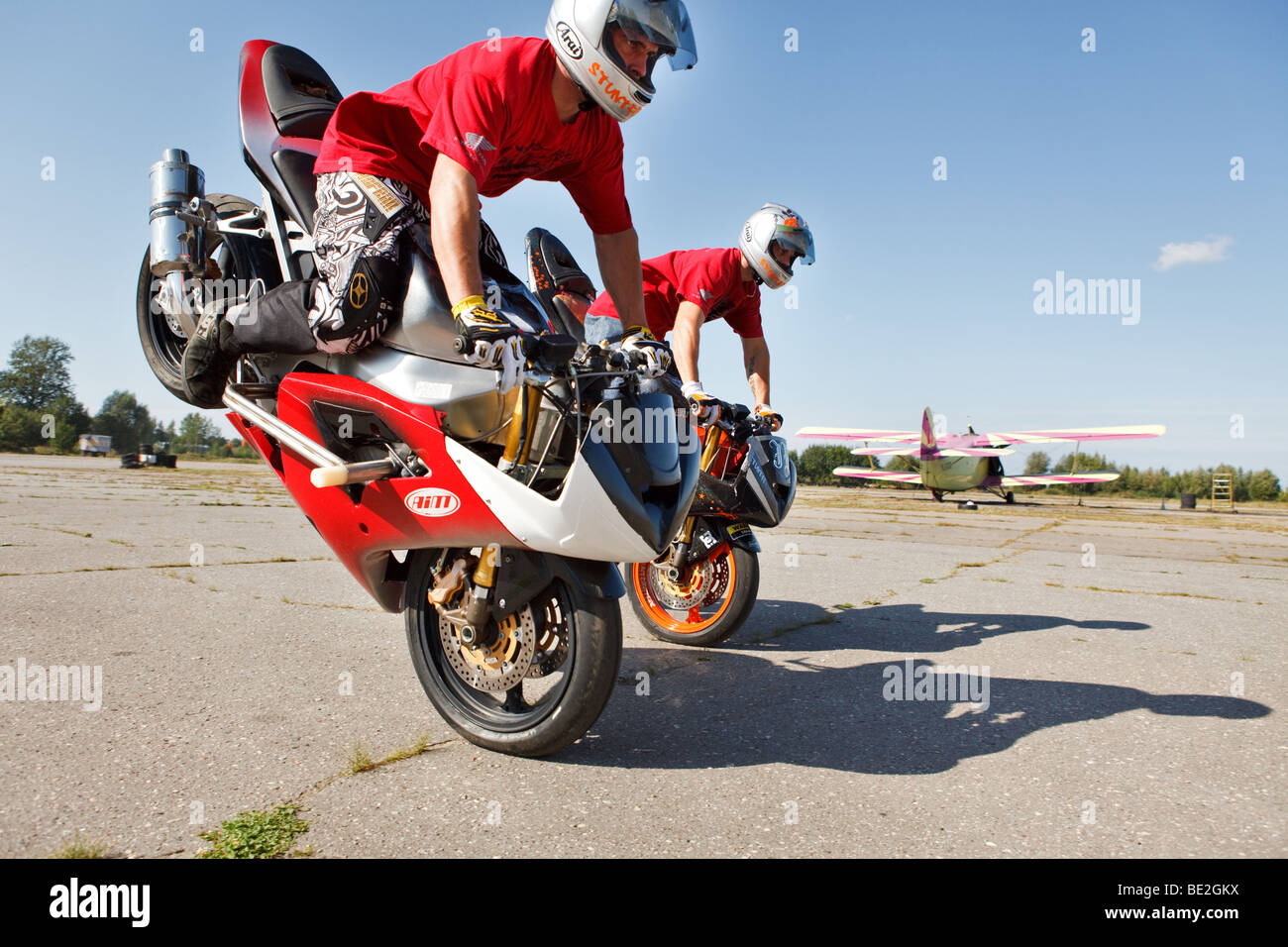 Deux décisions de façon synchrone stoppie stunt riders Banque D'Images