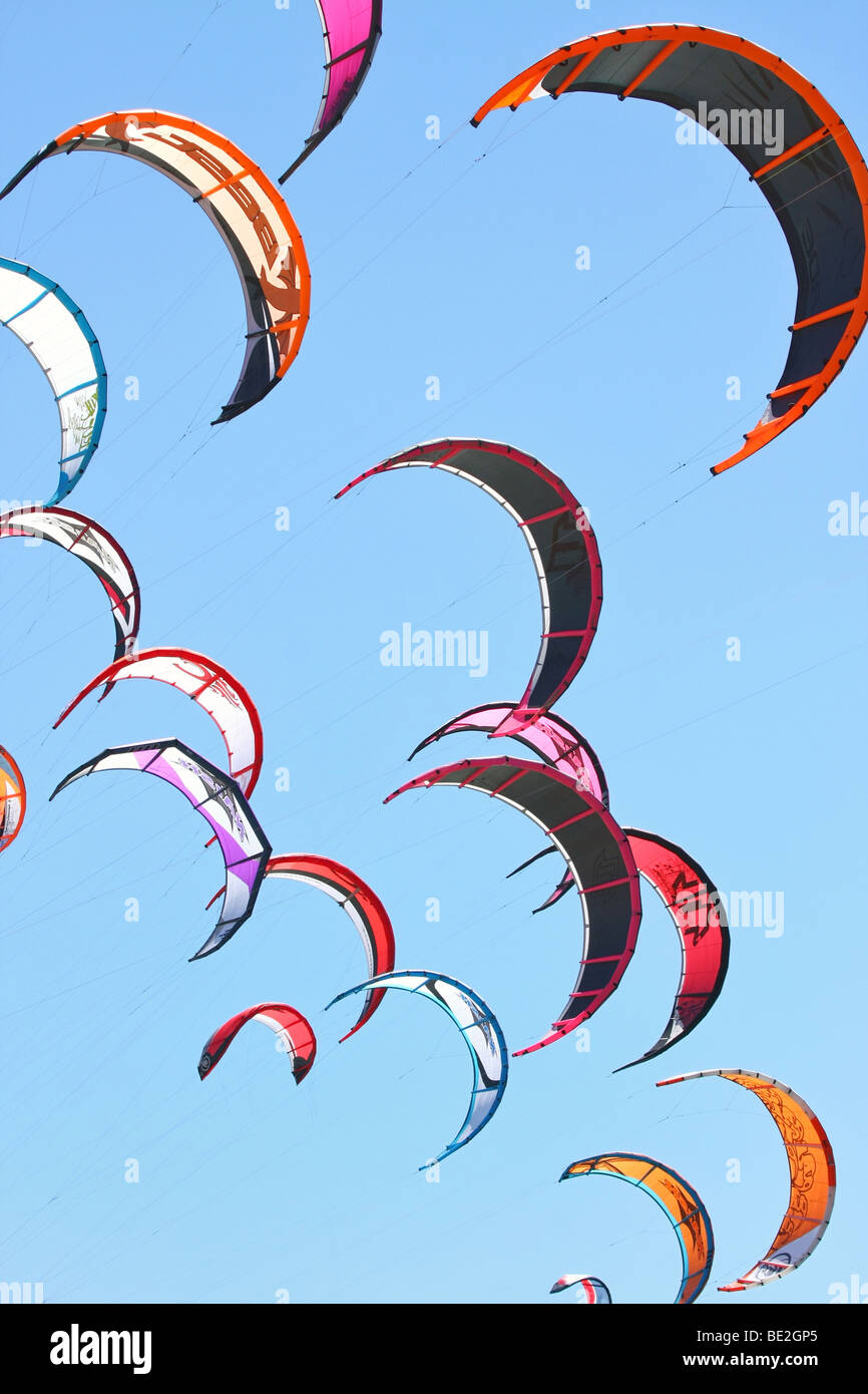 Beaucoup de Kiteboarding Kites dans le ciel Banque D'Images