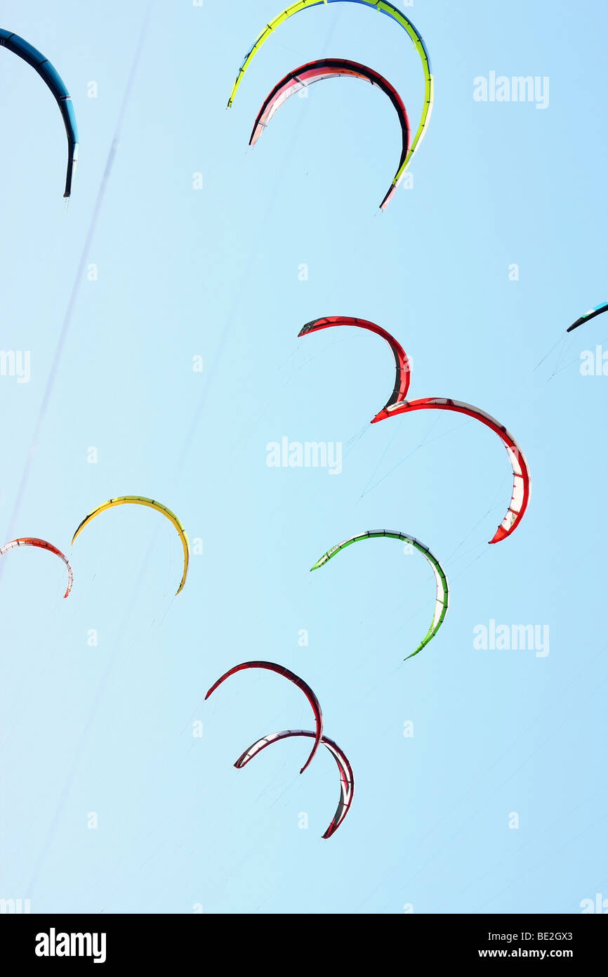 Beaucoup de Kiteboarding Kites dans le ciel Banque D'Images