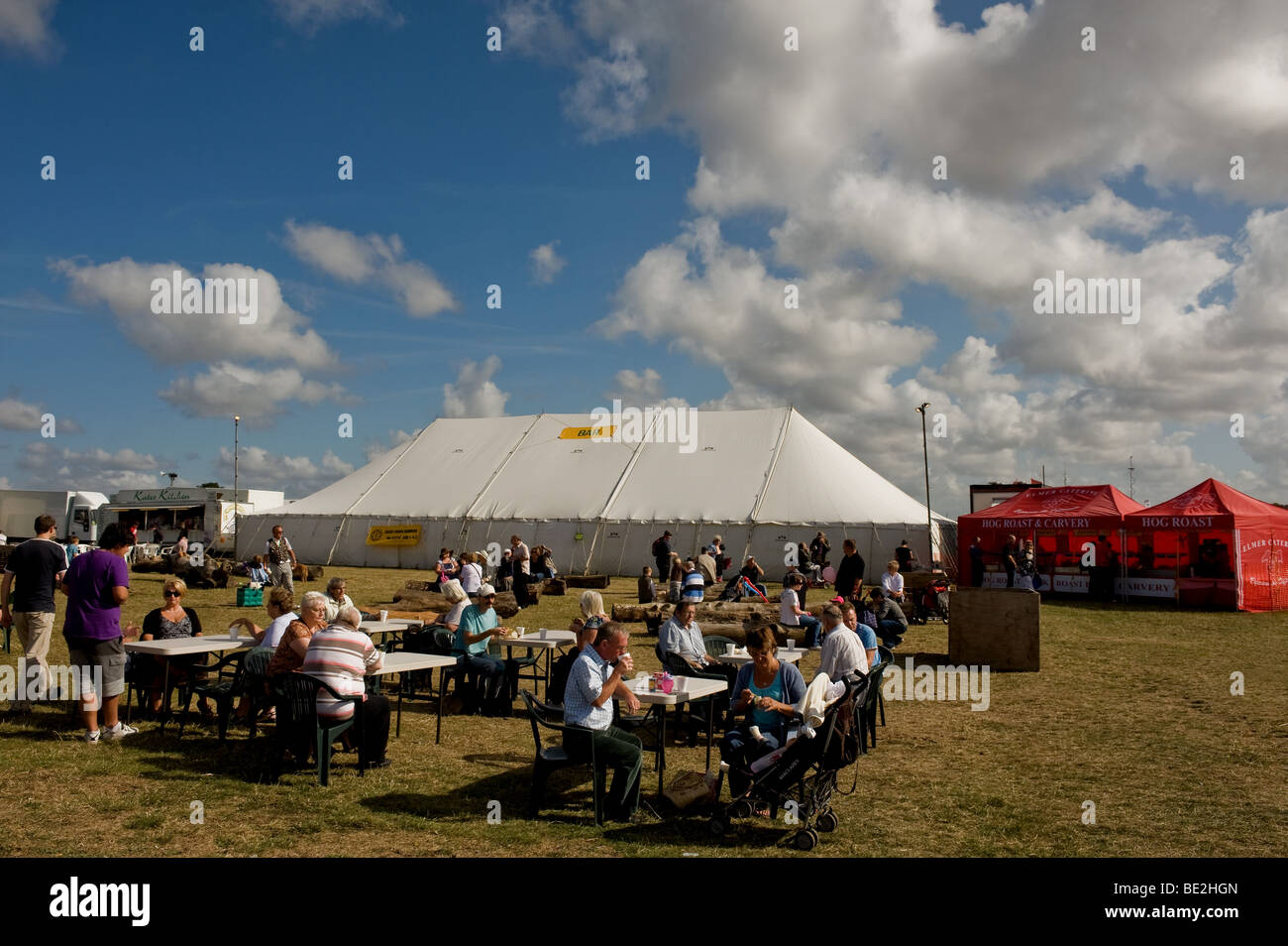Les gens assis à des tables à l'Essex County Show. Photo par Gordon 1928 Banque D'Images