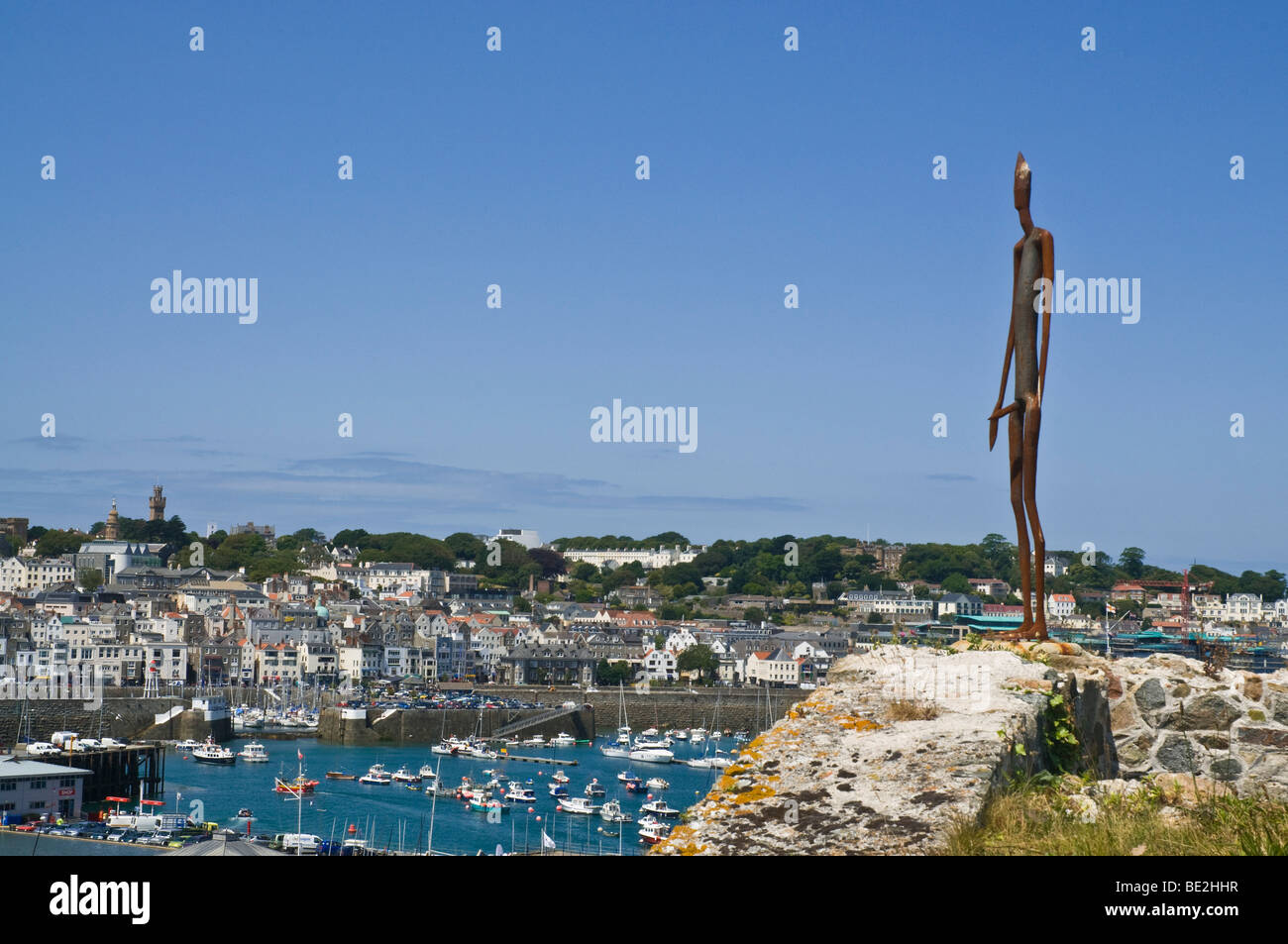 Château Cornet dh St Peter Port Guernsey Antony Gormley statue Lot 2009 Exposition sur les murs du château d'art de Harbour Town Banque D'Images