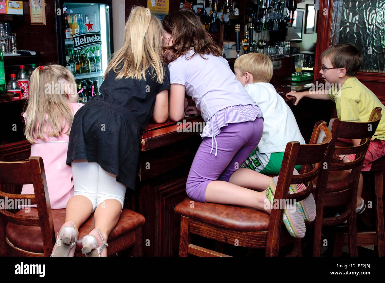 Groupe d'enfants dans un bar en Irlande Banque D'Images