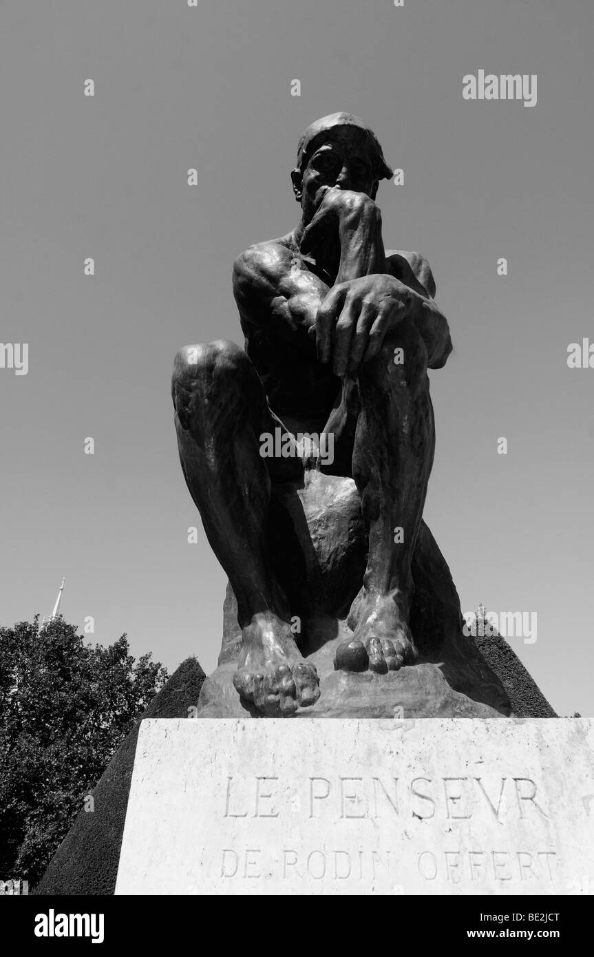 Le Penseur ('le penseur') est le chef-d'Auguste Rodin sculpture ; à l'affiche au jardin du musée Rodin à Paris, France. Banque D'Images