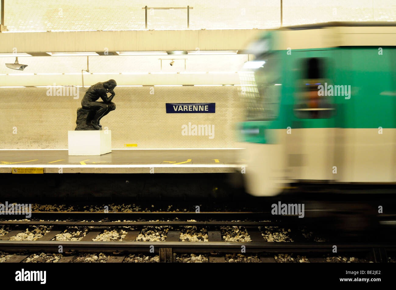 "Le Penseur" de Rodin, chef-sculpture sur l'affichage dans le métro parisien Varenne, le plus proche de musée Rodin. Banque D'Images
