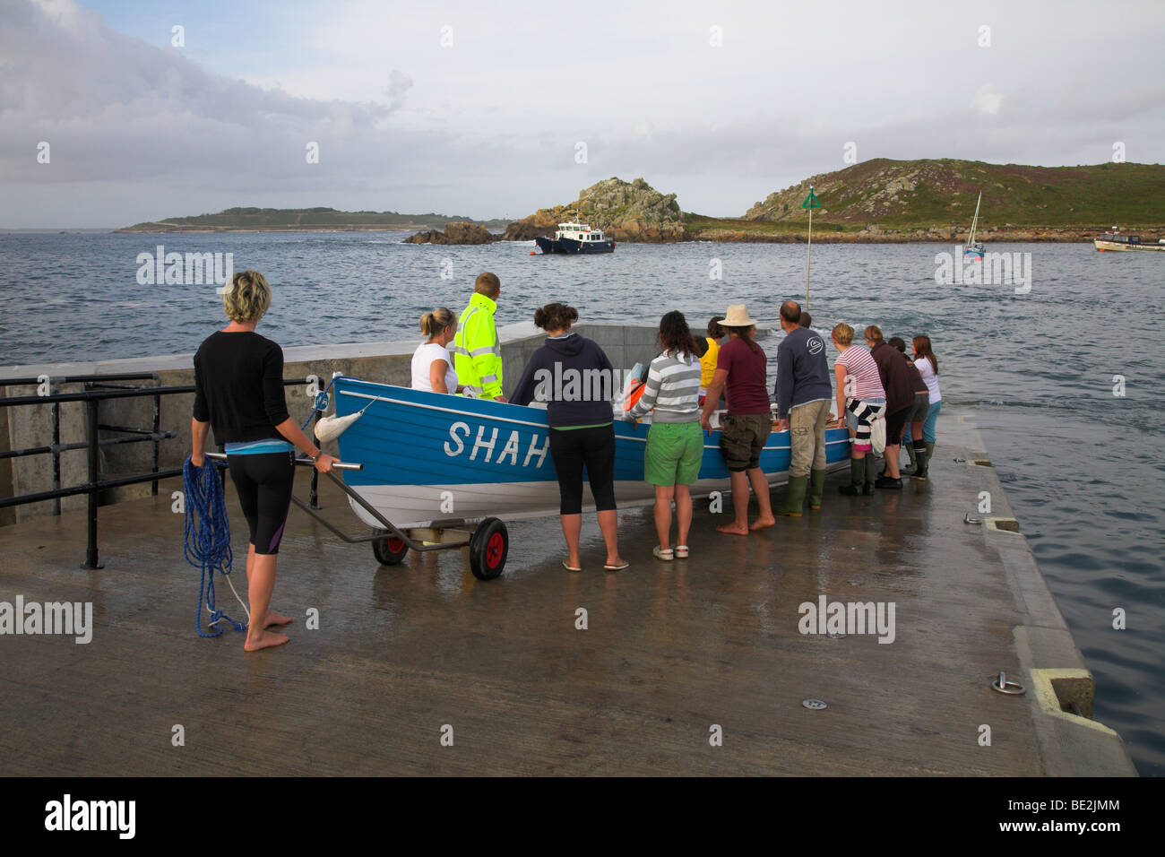 Lancement d'un bateau de course gig sur les îles Scilly Banque D'Images