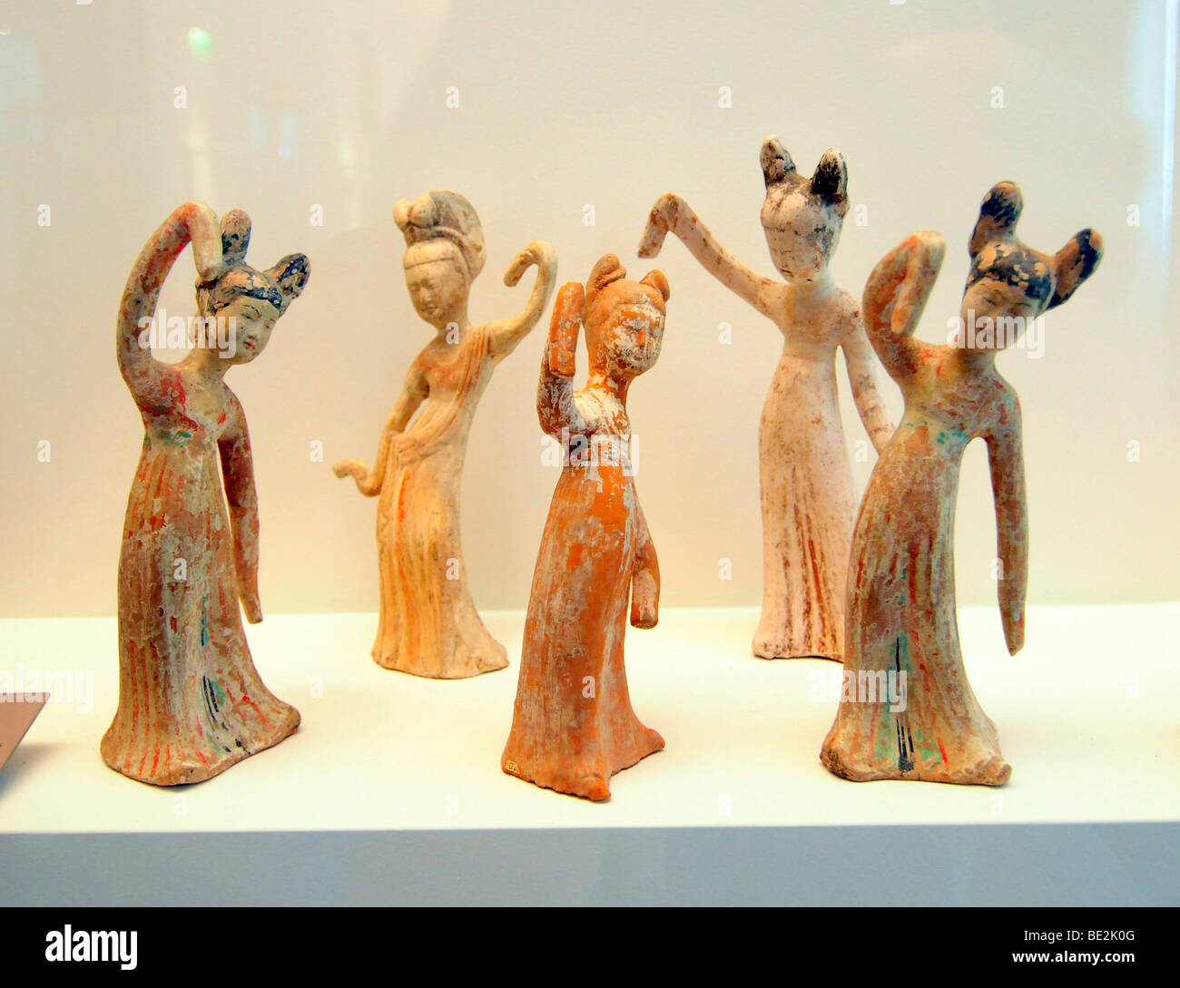 Peu de poupées danseuses chinois de la dynastie Tang en exposition dans le musée Guimet à Paris, France Banque D'Images