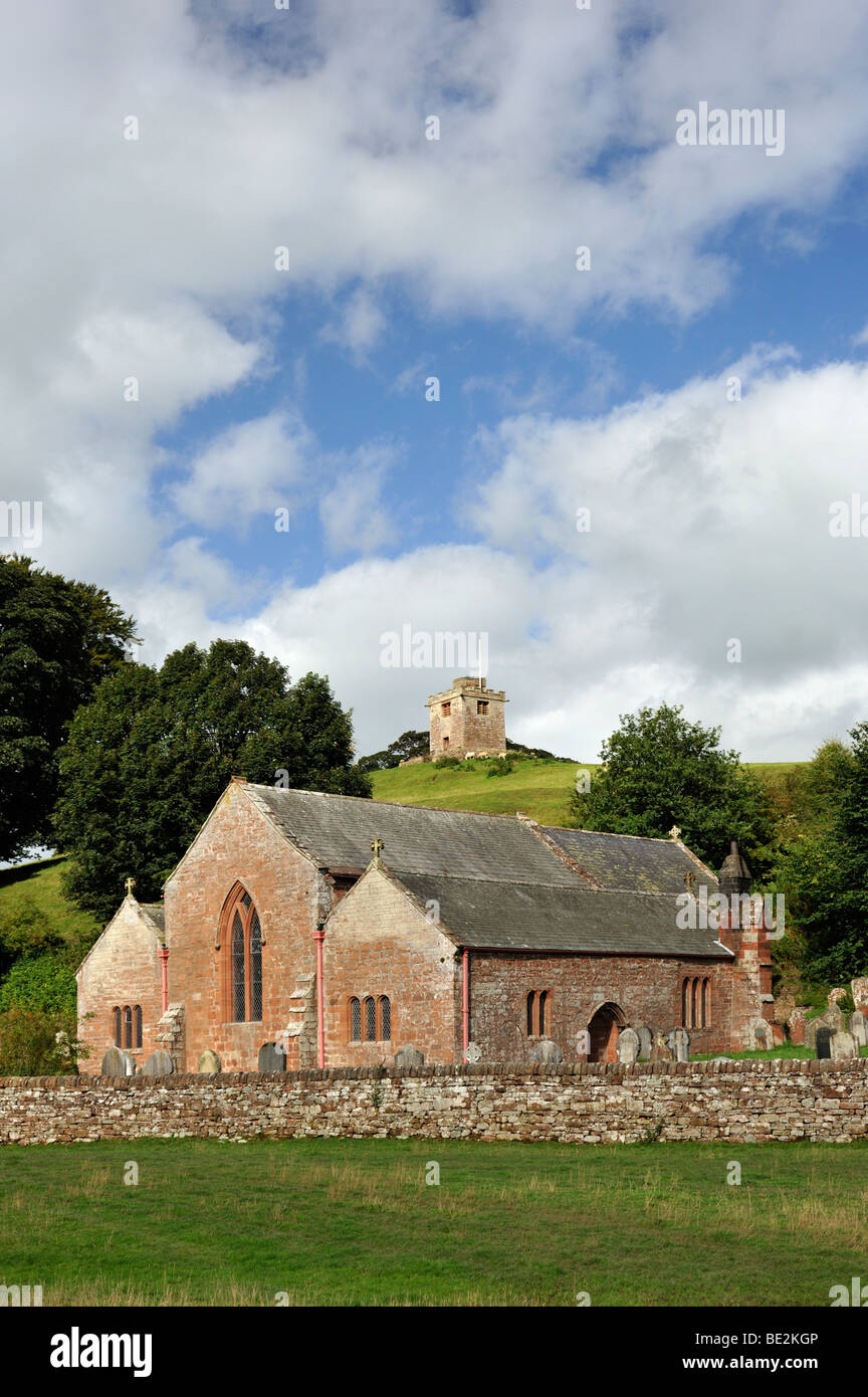 Clocher détaché et Église de Saint Oswald. Kirkoswald, Cumbria, Angleterre, Royaume-Uni, Europe. Banque D'Images