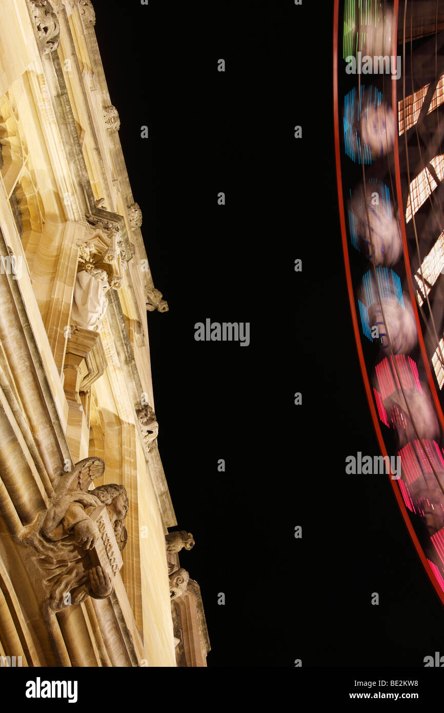 Bâtiment lumineux et 'big wheel' la nuit, 'St Giles' fête foraine, Oxford, England, UK Banque D'Images