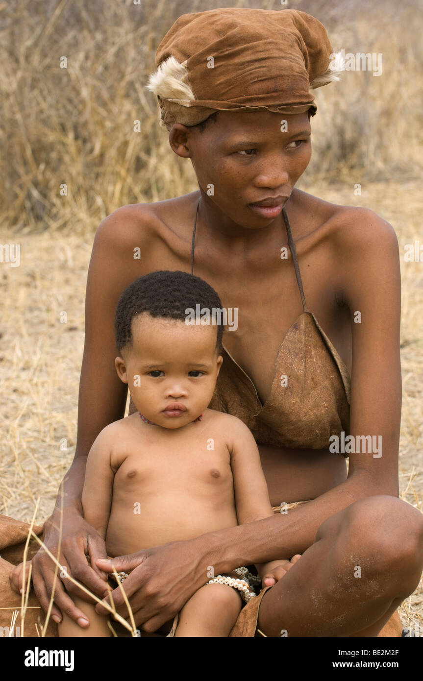 Bushman Naro (San) Mère avec enfant, Central Kalahari, Botswana Banque D'Images