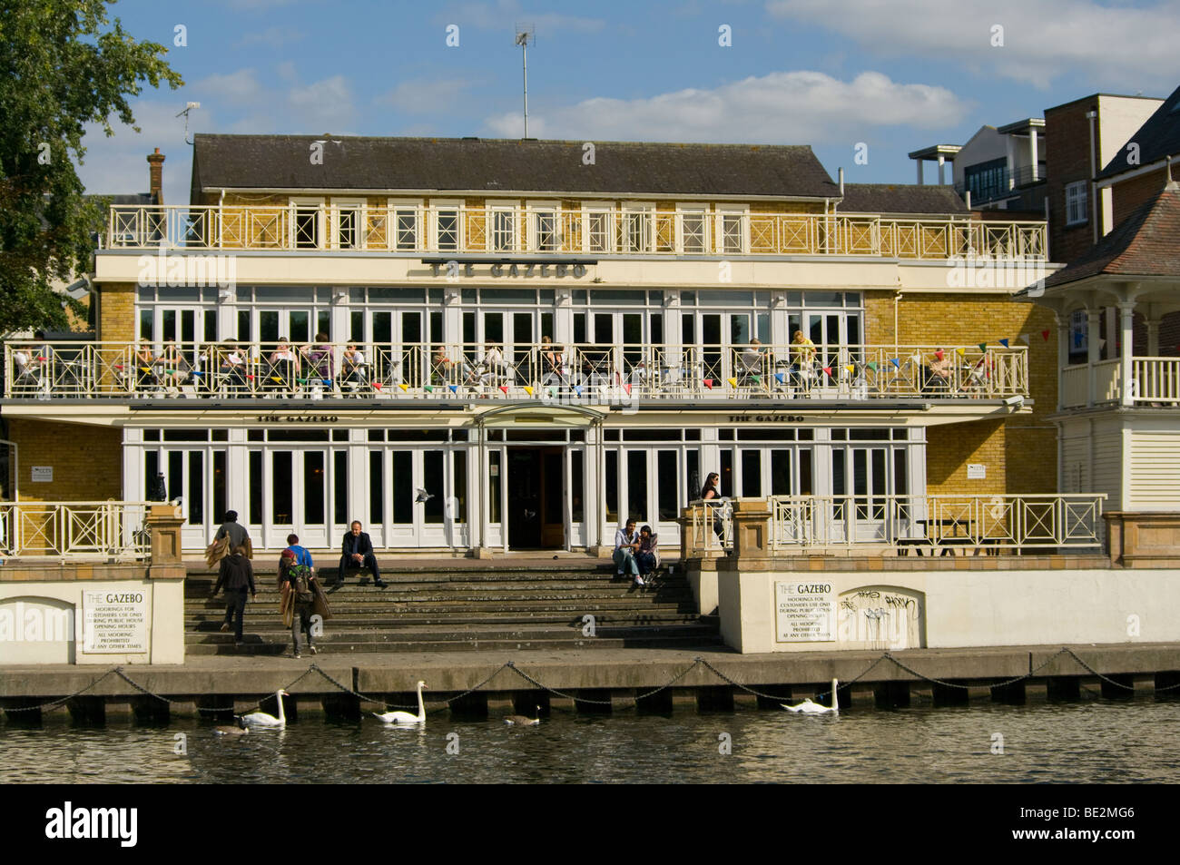 Le Gazebo Riverside Public House sur la Tamise Kingston Surrey England Banque D'Images