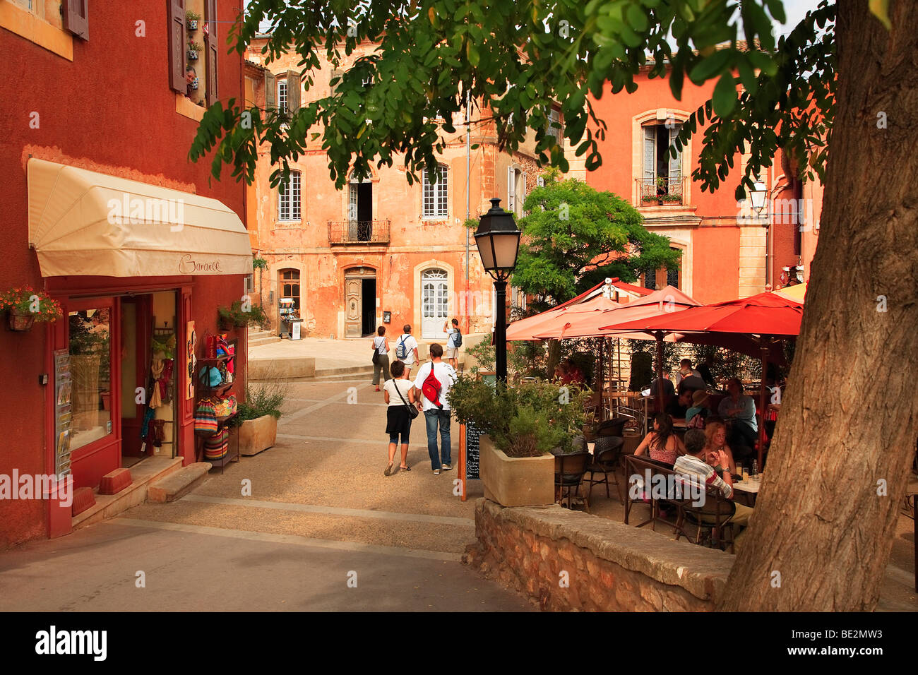 VILLAGE DE ROUSSILLON, Luberon, Vaucluse, FRANCE Banque D'Images