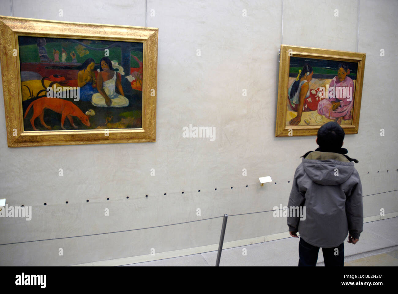 Musée d'Orsay,Paris France sur la rive gauche de la Seine boy à la peinture de Paul Gauguin, Thaiti Banque D'Images