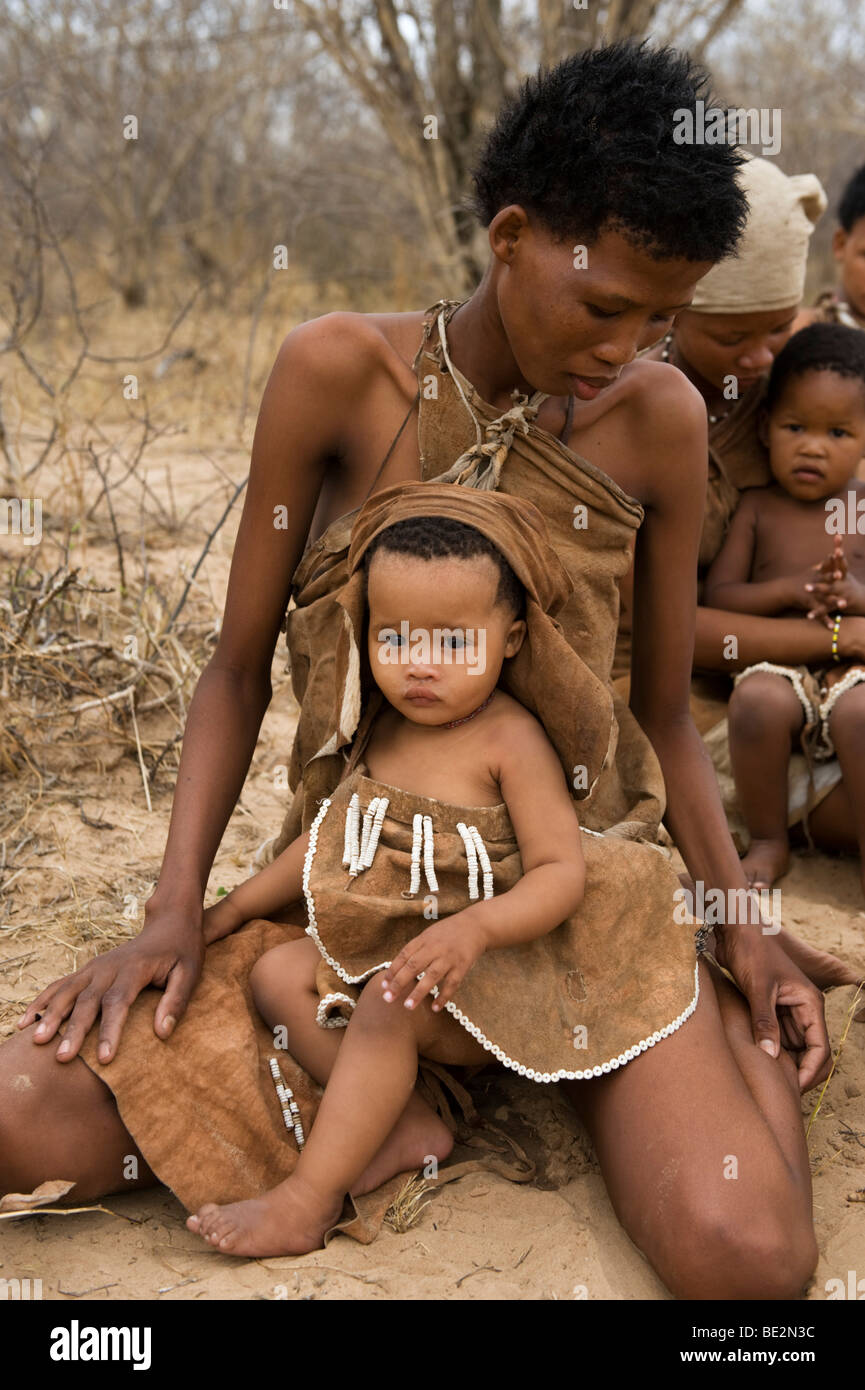 Bushman Naro (San) Mère avec enfant, Central Kalahari, Botswana Banque D'Images