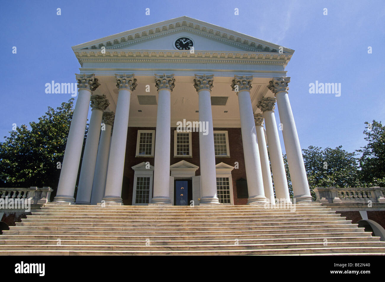 Étapes et les colonnes de la Rotonde magnifique à l'Université de Virginie, à Charlottesville, Virginie. Banque D'Images