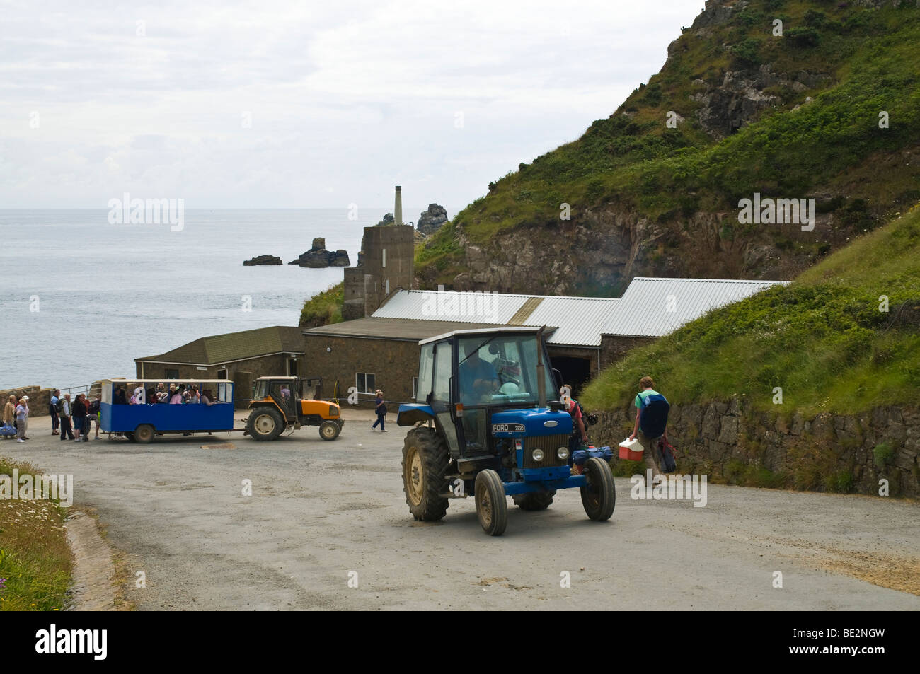 Port dh Hill MASELINE SARK Harbour Island et du tracteur remorques voyageurs passagers Les passagers du port de chargement Banque D'Images