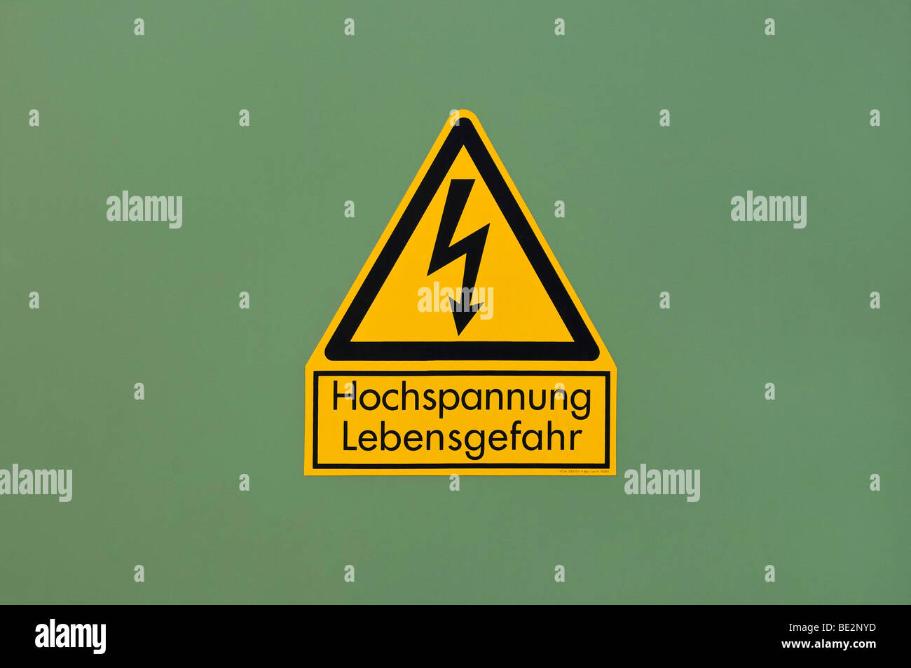 Panneau d'avertissement Jaune sur vert, haute tension, danger Banque D'Images