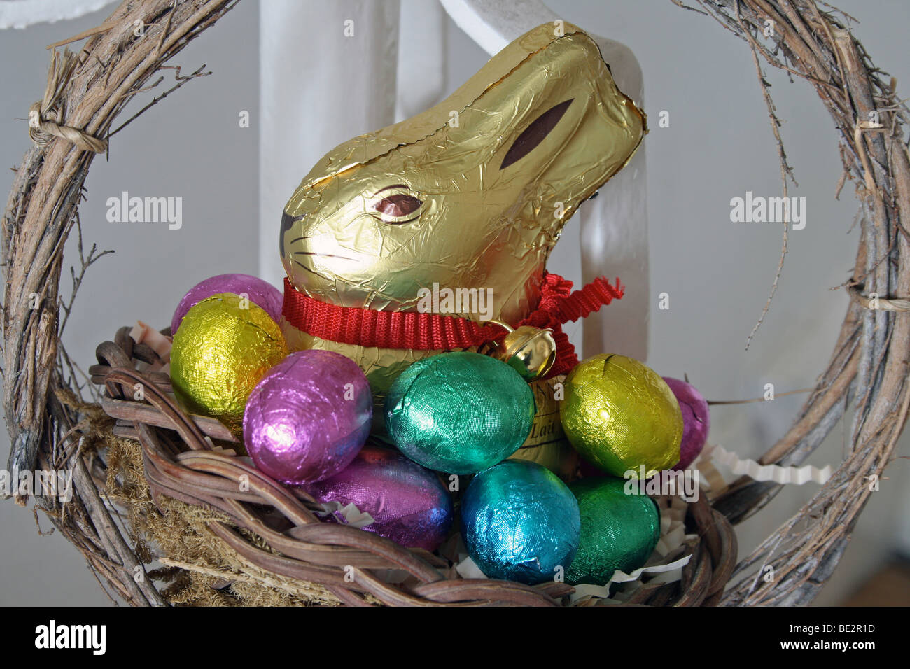 Panier de pâques avec lapin en chocolat et des œufs en chocolat Banque D'Images