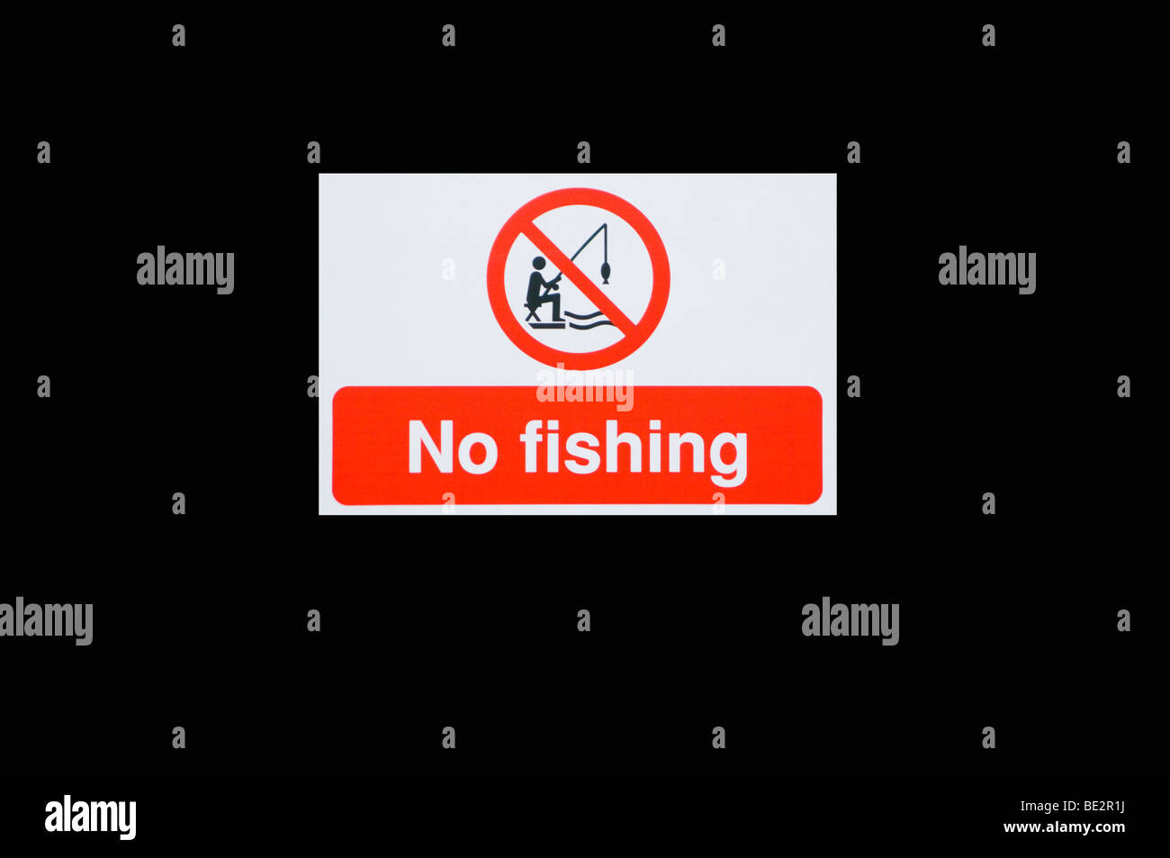 Aucun signe de pêche isolé sur un fond noir Banque D'Images